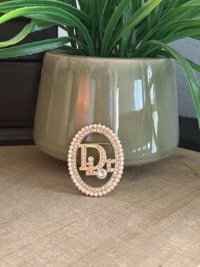 Gold Tone Pearl & Rhinestone Oval Brooch – Dior Style Statement